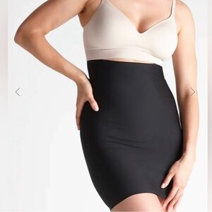 Yummie Black Strapless Shaping Slip in Small